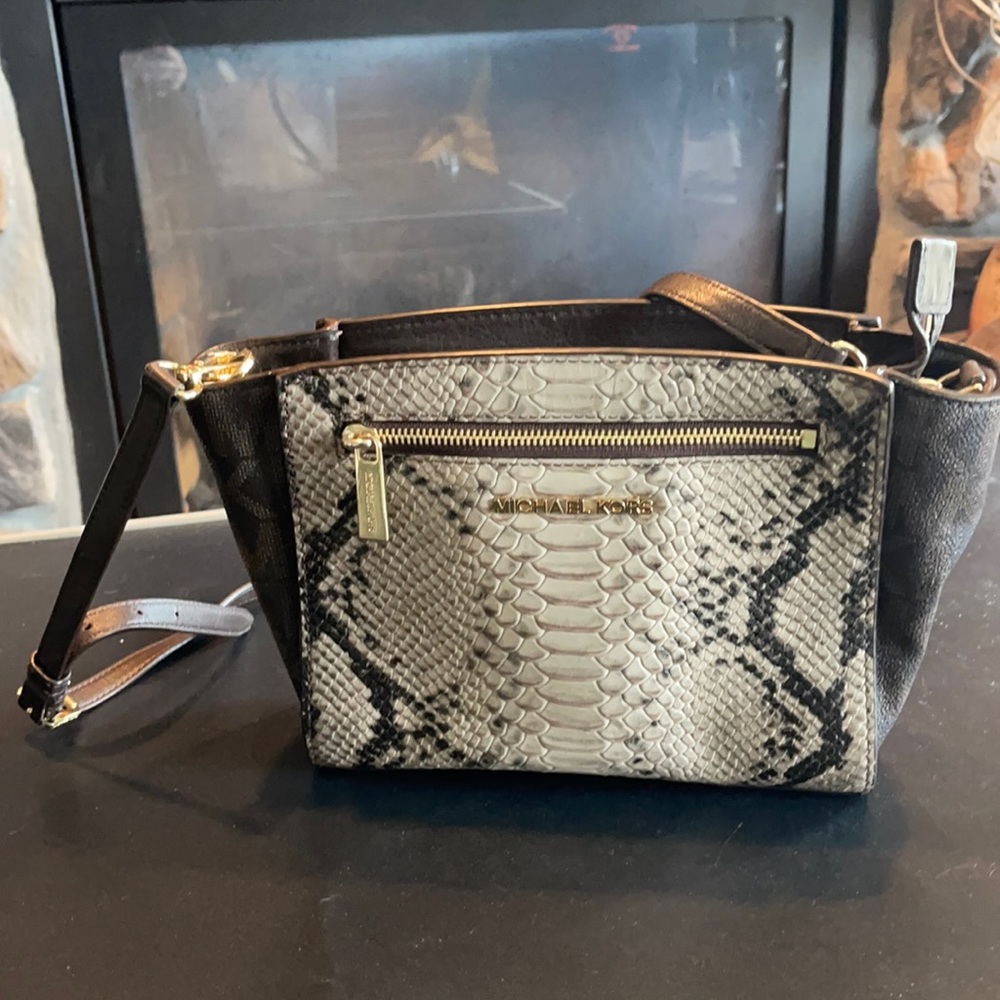 Michael Kor small shoulder bag. 9X7X3